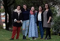 Grupo de mujeres en un espacio comunitario, promoviendo derechos.
