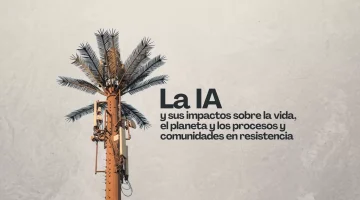Palmera sobre un poste de telecomunicaciones en un contexto de