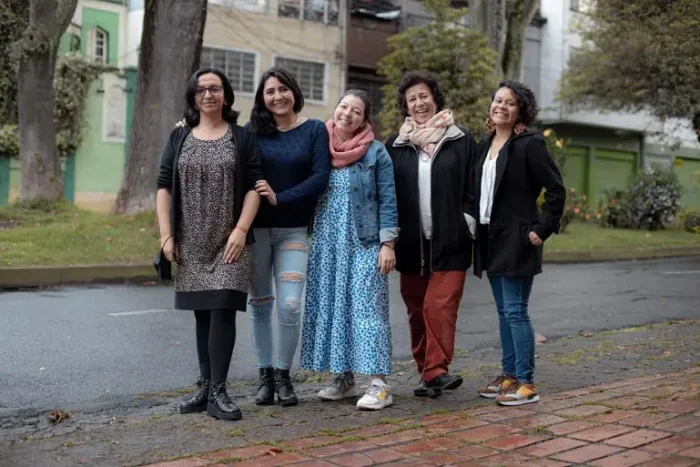 Grupo de mujeres en un espacio urbano, promoviendo derechos.